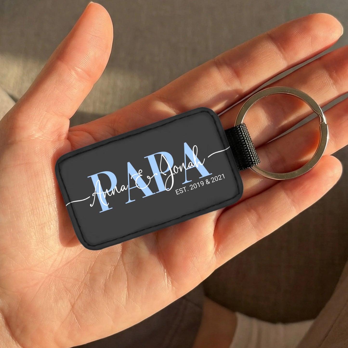 Personalisierter Schlüsselanhänger - Papa Schriftzug mit Kindernamen (Dunkler Hintergrund)