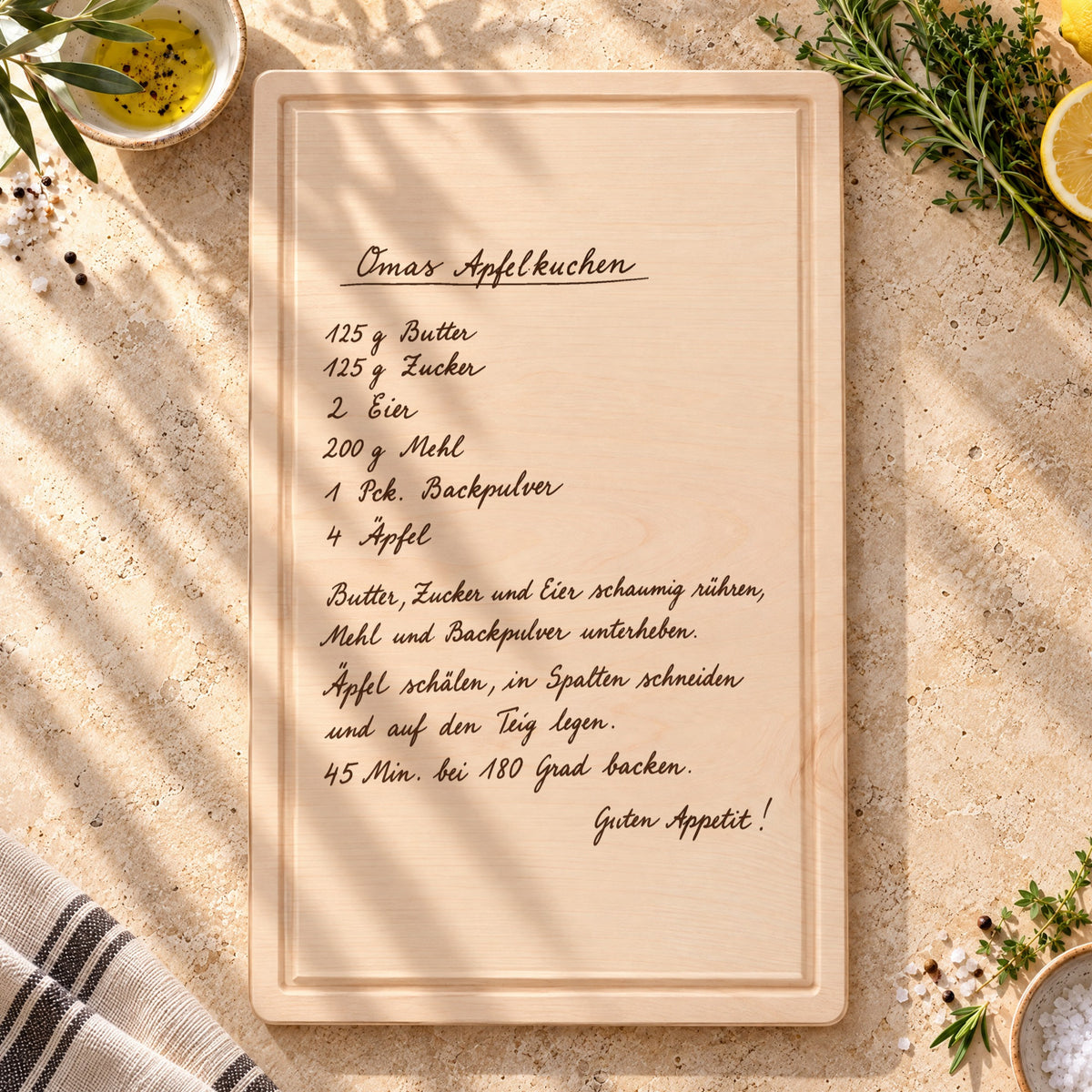 Schneidebrett mit eingravierter Handschrift, Rezept Omas Apfelkuchen, Ansicht von oben