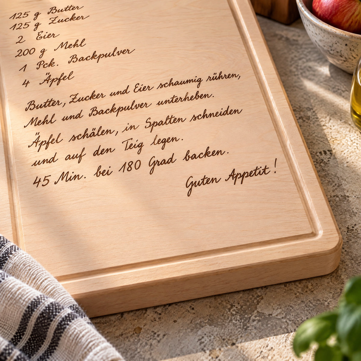 Detail des Schneidebretts mit Saftrille, abgerundeter Ecke und Gravur Guten Appetit