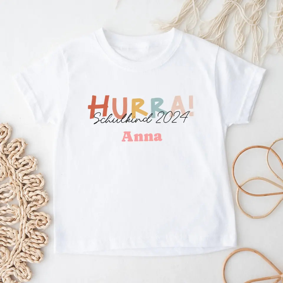 Personalisiertes Kinder T-Shirt - Hurra Schulkind mit Name und Jahr