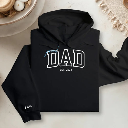 Personalisierter Hoodie - Dad/Papa/Opa EST. mit Kindernamen auf Ärmel