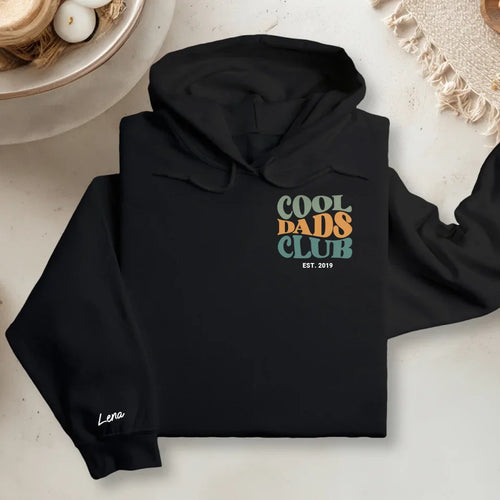 Personalisierter Hoodie - Cool Dads Club mit Geburtsjahr und Kindernamen auf Ärmel