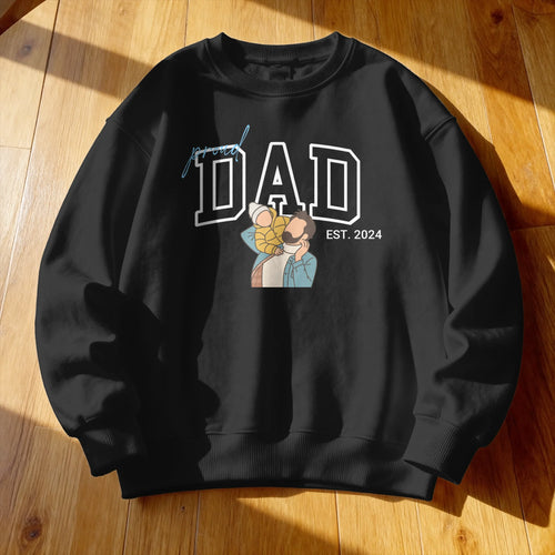 Personalisiertes Sweatshirt - Dad Sweatshirt im College Style mit personalisierter Papa + Kind Zeichnung