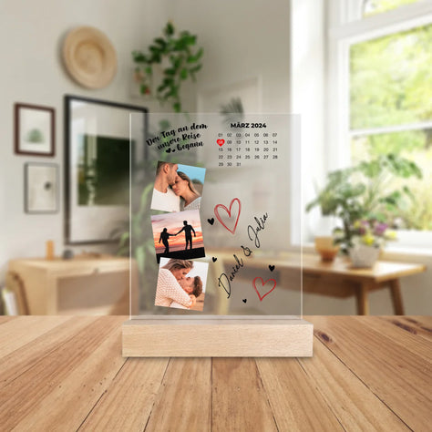 Personalisierte Acrylglasplatte - Der Tag an dem unsere Reise begann - Mit Kalender und Bildern