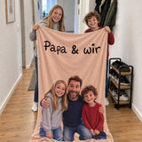 Kinder halten die personalisierte 3D Decke mit dem Text Papa & wir hoch