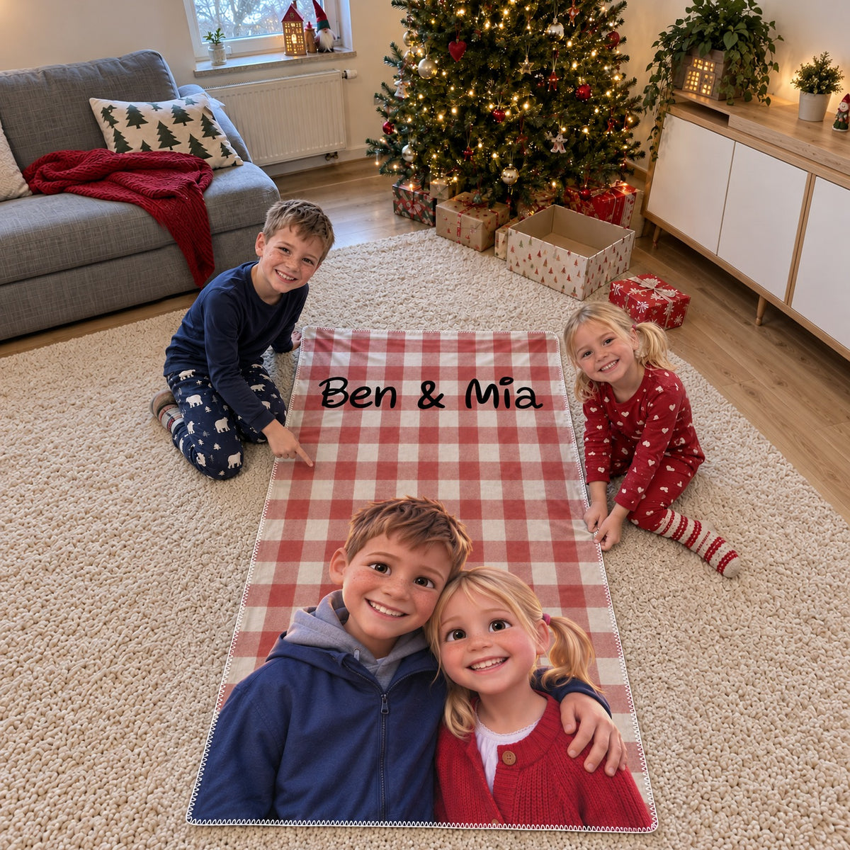 Geschwister knien an Weihnachten neben der personalisierten 3D Decke mit dem Text Ben & Mia im roten Karomuster